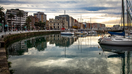 Dusk in the port of Gijón and walk
