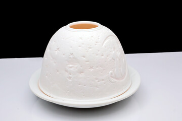 petite lumière tamisée dans la porcelaine