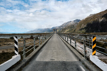 Obraz premium One lane bridge in the mountains in new zealand