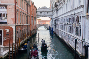 Fototapeta premium gondola in a canal of the city of venice in front of the bridge of sighs