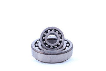 rodamiento metalico de bola sobre fondo blanco