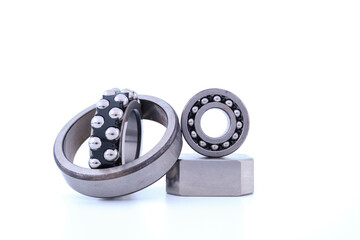 rodamiento metalico de bola sobre fondo blanco