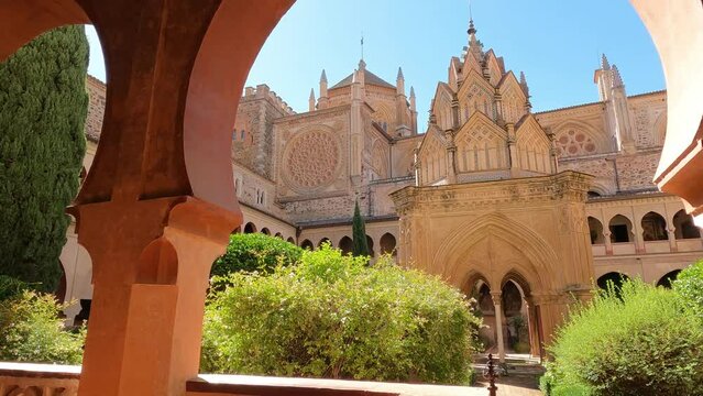 Caminando por el interior del claustro del real monasterio de Guadalupe de estilo g&oacute;tico, Espa&ntilde;a