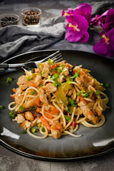 Fried noodles with chicken and vegetables.