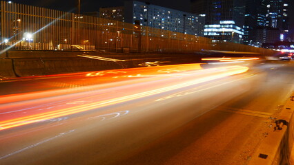 Circulation route, voiture, autoroute, bus ou moto, la nuit, effet lent ou vitesse capture réduit,...