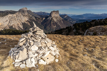 Grand Veymont et Mont Aiguille depuis la Tête Chevalière (Vercors - France - Alpes) 