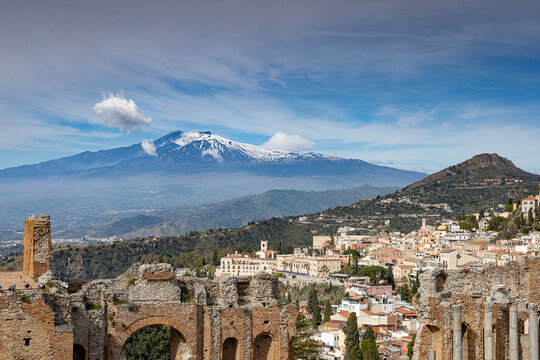 Etna depuis le th&eacute;&acirc;tre de Taormine (Sicile - Italie) 
