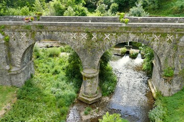 Le vieux pont au-dessus de la rivière Gijou dans le village de Lacaze
