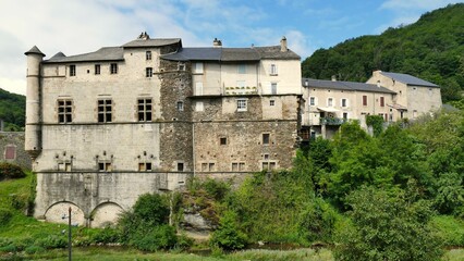 Fototapeta na wymiar Le château de Lacaze au bord de la rivière Gijou