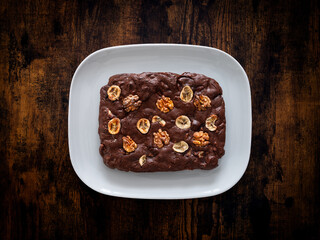 Un gâteau fait maison au chocolat type brownie avec des noix et bananes