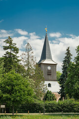 Historische Dorfkirche in Falkenhagen, einem Ortsteil von Falkensee, Ansicht von Westen -...