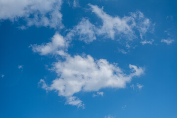 Fototapeta na wymiar sky, dark blue sky, blue sky with white clouds, white clouds, sky scenery, cloud scenery, sunny clouds, sunlit clouds
