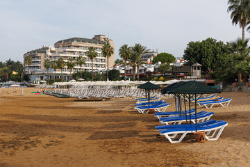 Obraz premium Empty sun loungers on the beach in Avsallar, Alanya, Turkey.