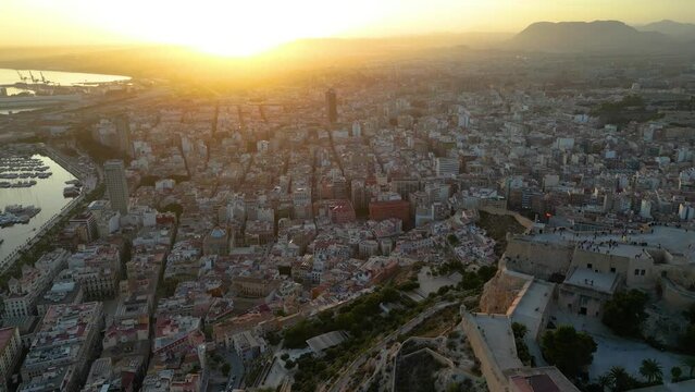 Ocaso en Alicante toma a&eacute;rea centro de Alicante y volando atr&aacute;s yendo lateral al Castillo de Santa B&aacute;rbara