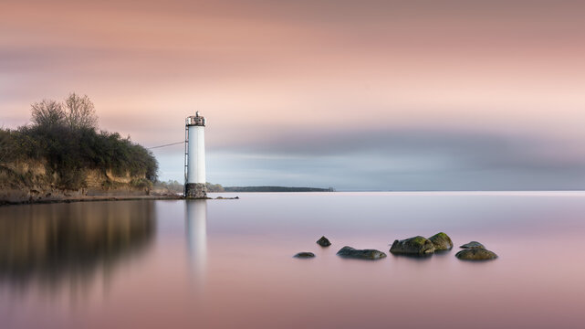 Farbenfroher Sonnenuntergang hinter dem Leuchtturm Maltzien in der Ostsee auf R&uuml;gen