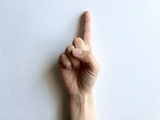 ジェスチャー　人差し指を立てる