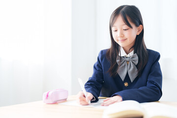 学校で勉強をする女の子