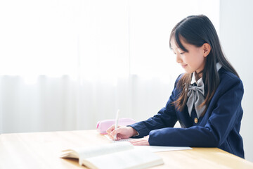 学校で勉強をする女の子