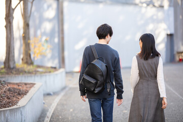 歩く男女の後ろ姿　Rear view of a walking man and woman