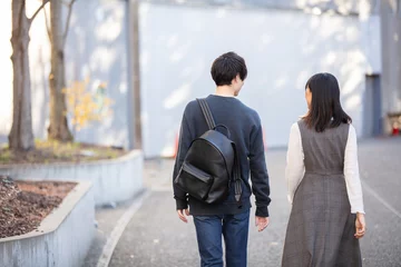 Foto op Plexiglas 歩く男女の後ろ姿　Rear view of a walking man and woman © 健二 中村