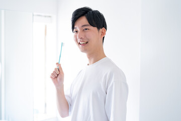 歯ブラシを持つ爽やかな日本人男性