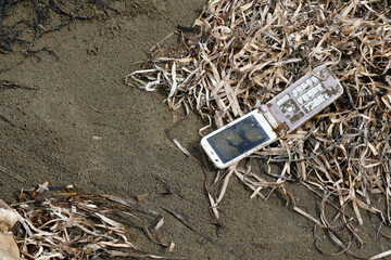捨てられた古い携帯電話・壊れた携帯