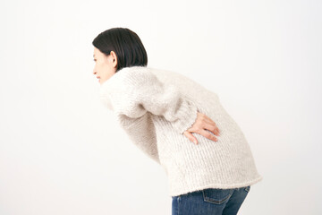 腰痛のミドルエイジの女性　白背景 - obrazy, fototapety, plakaty