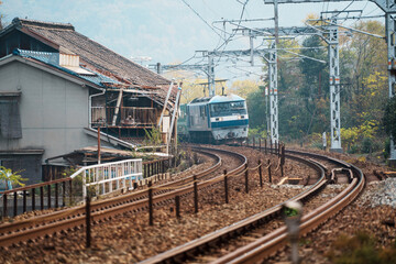 田舎の踏切から見た電車