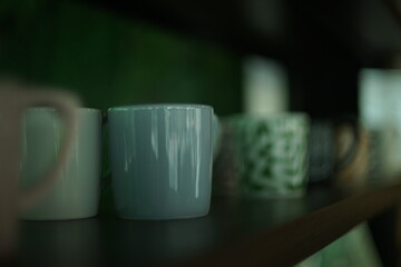 The cafe space in the small city of Saigon has an ancient republican look, old vases, old chairs, old guitars all have their own unique features.
