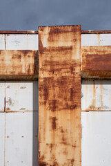 白い壁面の鉄サビ