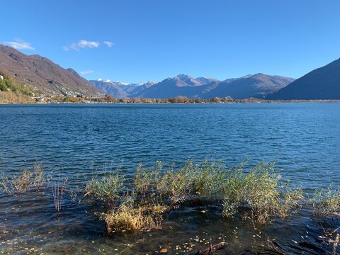 Seeufer am Lago Maggiore - der See im Tessin. Blick von der Stadt Locarno auf die Magadinoebene und die Berge Pizzo Paglia, Camoghe, Gazzirola, Pizzo di Claro