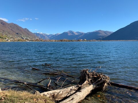 Seeufer am Lago Maggiore - der See im Tessin. Blick von der Stadt Locarnoauf die Magadinoebene und die Berge Pizzo Paglia, Camoghe, Gazzirola, Pizzo di Claro