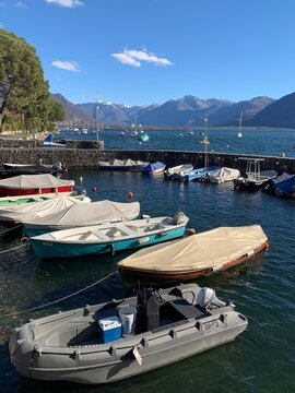 Hafen in der Stadt Locarno Minusio am Ufer vom See : Lago Maggiore im Tessin - Schweiz. Mit Blick &uuml;ber das Wasser zauf die Magadinoebene und die Berge Pizzo Paglia, Camoghe, Gazzirola, Pizzo di Claro