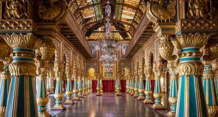 Crédence de cuisine en verre imprimé Vieil immeuble Beautiful decorated interior ceiling and pillars of the Durbar or audience hall inside the royal Mysore Palace