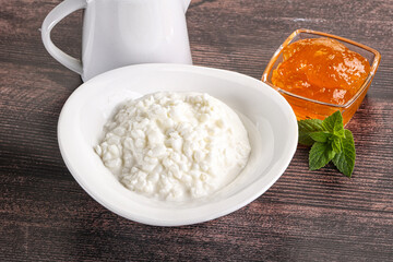 Grain curd with cream and jam