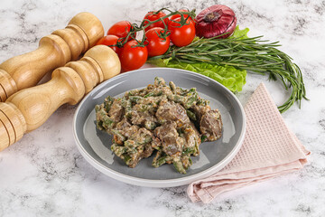 Fried turkey liver with herbs in cream sauce