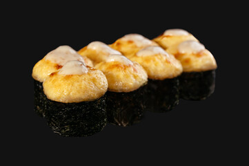 Maki fried hosomaki sushi with fresh salmon, philadelphia cheese.