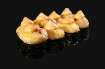 Maki fried hosomaki sushi with fresh salmon, philadelphia cheese.
