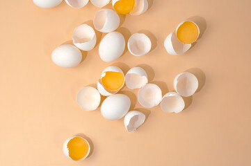 White eggs are distributed on the table. A broken eggshell.