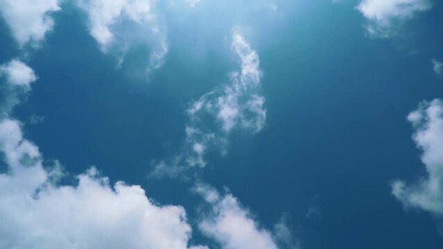 真夏の奄美大島の晴れた空とくも
