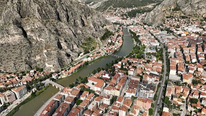 Obraz premium A photo of Amasya old city center taken with a drone. Traditional houses located on the banks of the Yesilirmak River.