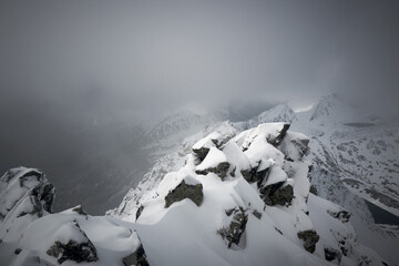 Nadciągająca śnieżyca na szczyty Szpiglasowych Wierchów.  - obrazy, fototapety, plakaty