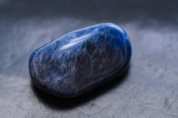 Pojedynczy izolowany kamień jubilerski niebieski prążkowany sodalit