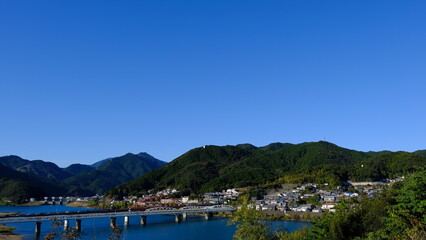 山の上から見る、町（橋、海、空）の風景