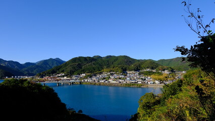 山の上から見る、町（橋、海、空）の風景