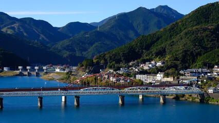 山の上から見る、町（橋、海、空）の風景