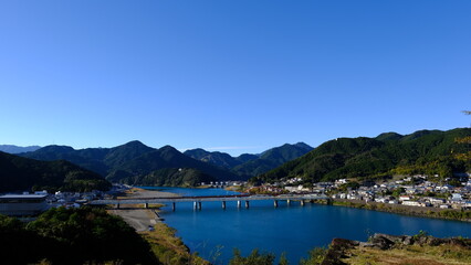 山の上から見る、町（橋、海、空）の風景