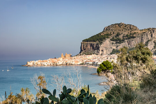 Italy, Sicily, Cefalu, Coastal town with cliffs in background