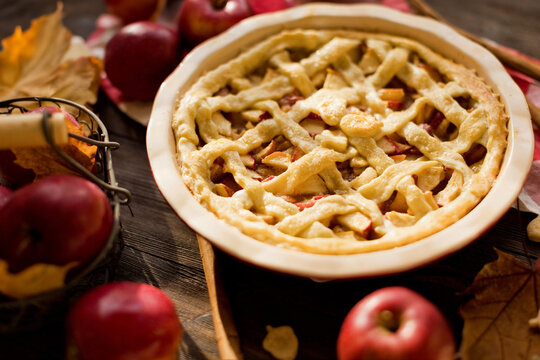 Fresh apples and American apple pie