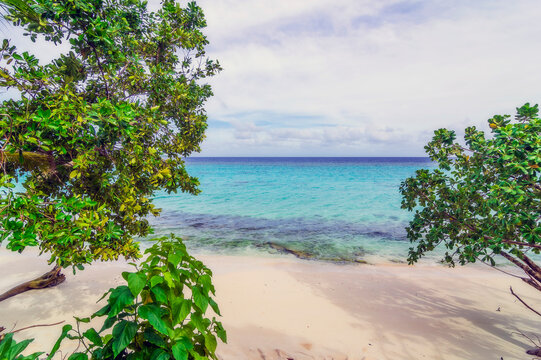 Papua New Guinea, Milne Bay Province, Sandy beach in Conflict Islands